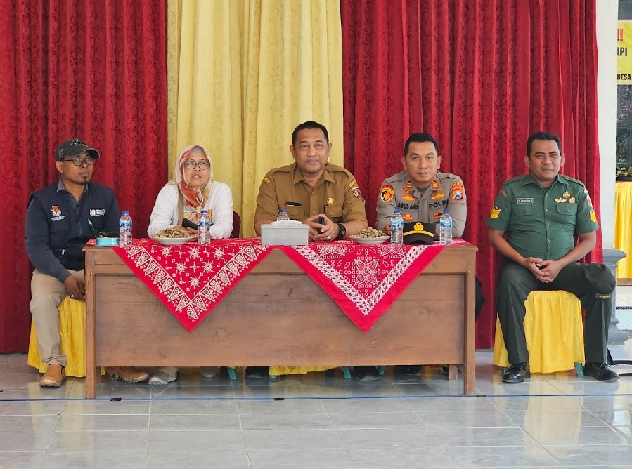 Prima Aequina, ketua KPU Ngawi bersama Forkopimcam Karangjati
